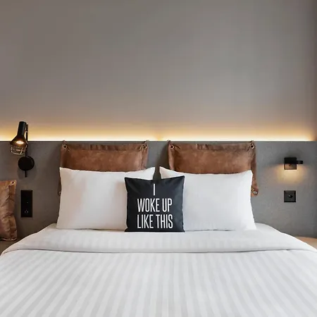 Moxy 3*