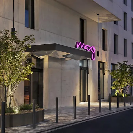 Moxy 3*