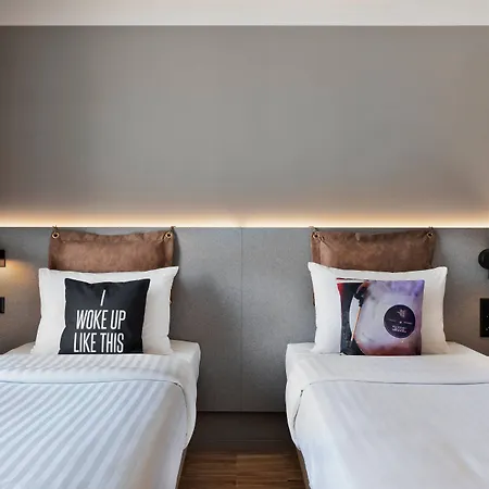 Moxy 3*