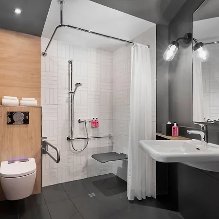Moxy 3*