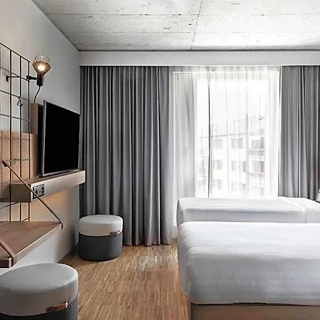 Moxy 3*