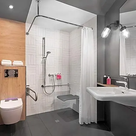 Moxy 3*