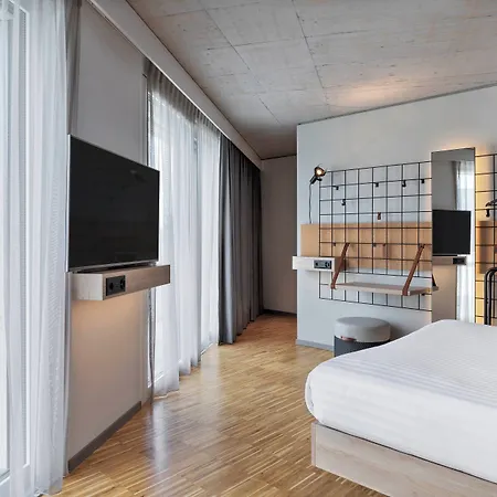 Moxy 3*