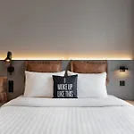 Moxy 3*