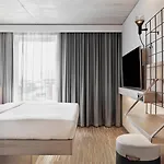 Moxy 3*