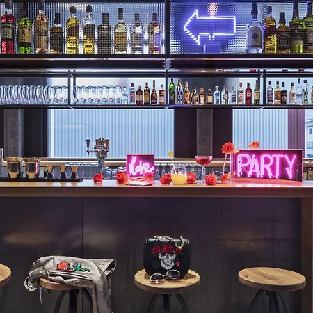 Moxy 3*